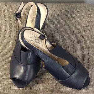 Life Stride soft system navy shoes with block heels, size 11W.